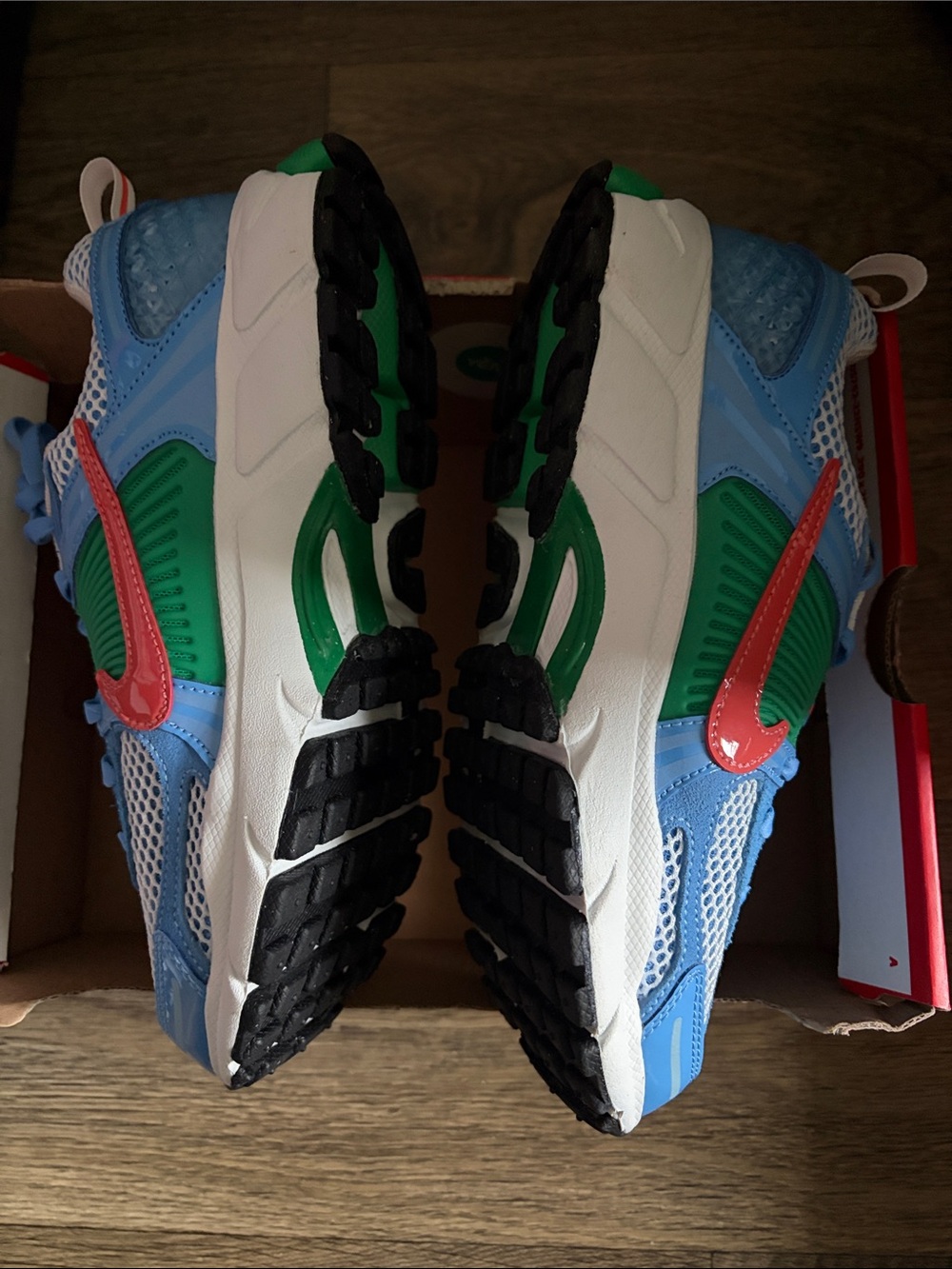 Size 7 Women’s 5.5 Y Nike Blue/Green/Red Vomero Sneakers - Picture 3 of 6
